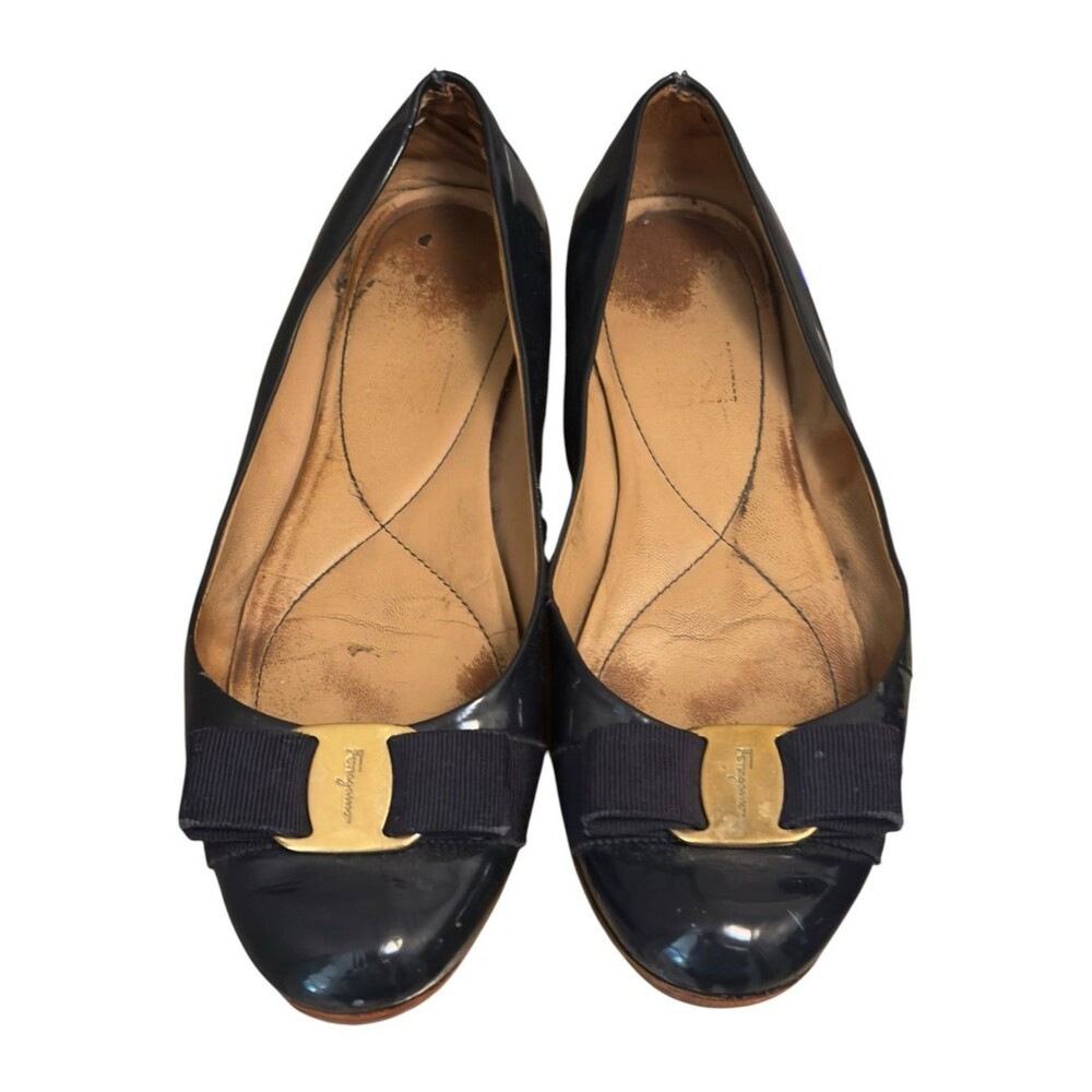 Salvatore Ferragamo Bow Flats Patent Leather Vibram Sole. 6.5. FLAWS.